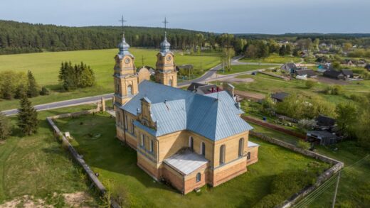 Architektura sakralna w powiecie ostrowieckim: kościoły i kapliczki