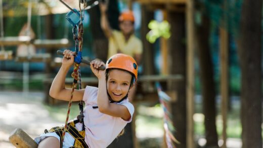 Aktywne weekendowe atrakcje dla rodzin: parki linowe, baseny i boiska