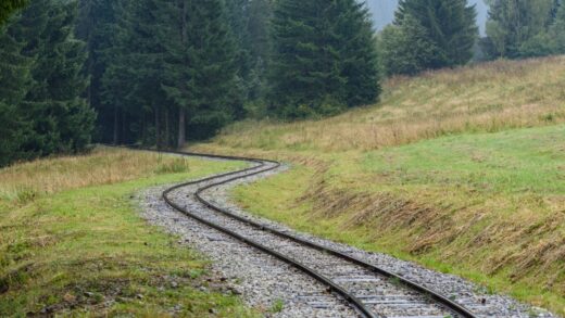 Historia linii kolejowej w Ćmielowie i jej znaczenie dla regionu